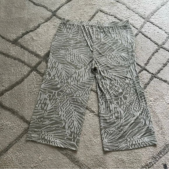 Chicos Travelers wide leg pull on pants sage green cream crop  4 / XXL new - Picture 7 of 8